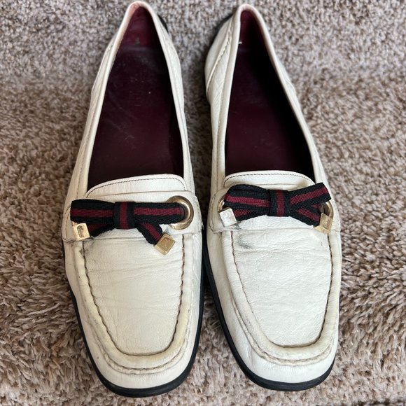Gucci Women's Off White Bow Detail Leather Slip On Loafers.